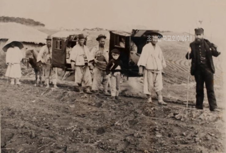1897 소래로 가는 언더우드선교사와 가마에 탄 그의 부인.jpg