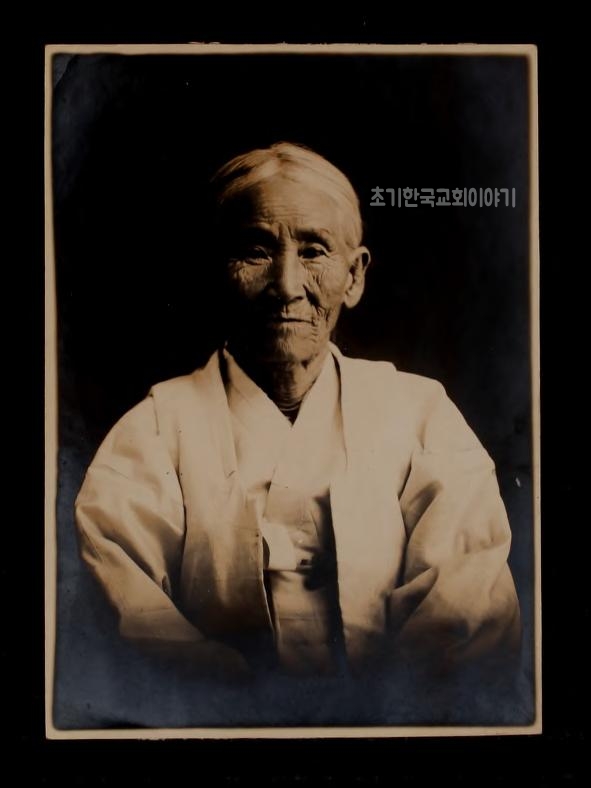 1890_1910 평양에서 마펫에게 세례받은 최초의 여성.jpg